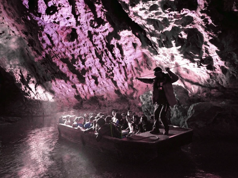 Attraversata in barca fiume negro sotterraneo grotte pertosa
